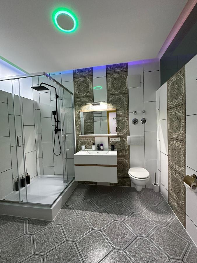 Modern Neuburg U - - 2 Zimmer, Komfort, Zentrum, Wi-fi, Smart Tv, Stellplatz, Kueche *